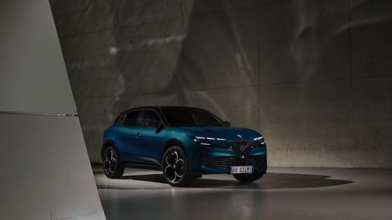 Pierwszy kompaktowy samochód elektryczny Alfa Romeo Junior Electric z baterią o mocy 54,8 kWh i maksymalną mocą 158 kWh, do zasięgu 345 mil.