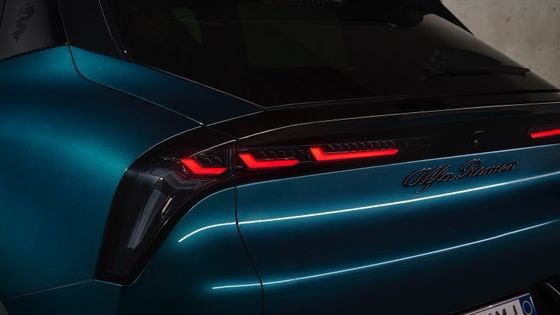 Pierwszy kompaktowy samochód elektryczny Alfa Romeo Junior Electric z baterią o mocy 54,8 kWh i maksymalną mocą 158 kWh, do zasięgu 345 mil.