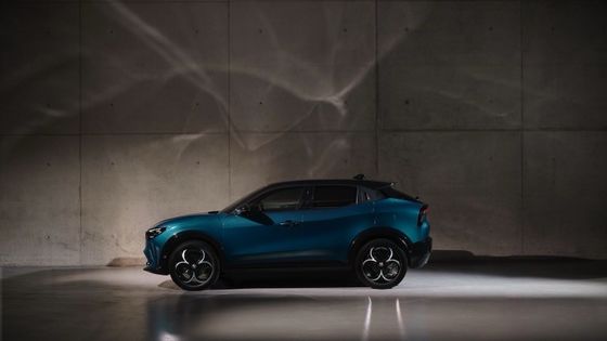 Pierwszy kompaktowy samochód elektryczny Alfa Romeo Junior Electric z baterią o mocy 54,8 kWh i maksymalną mocą 158 kWh, do zasięgu 345 mil.