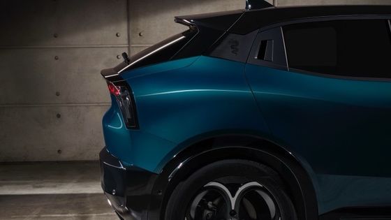 Pierwszy kompaktowy samochód elektryczny Alfa Romeo Junior Electric z baterią o mocy 54,8 kWh i maksymalną mocą 158 kWh, do zasięgu 345 mil.