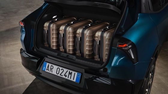 Pierwszy kompaktowy samochód elektryczny Alfa Romeo Junior Electric z baterią o mocy 54,8 kWh i maksymalną mocą 158 kWh, do zasięgu 345 mil.