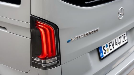 9-osobowy Mercedes-Benz EVito Tourer Long z silnikiem elektrycznym o mocy 201 KM i używalną baterią o mocy 90 kWh