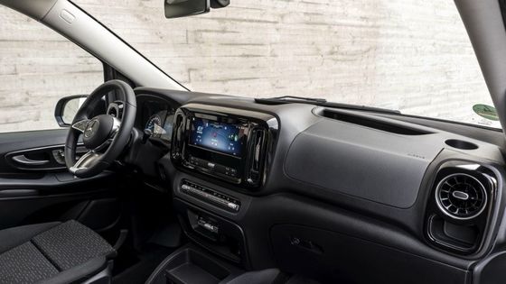 9-osobowy Mercedes-Benz EVito Tourer Long z silnikiem elektrycznym o mocy 201 KM i używalną baterią o mocy 90 kWh