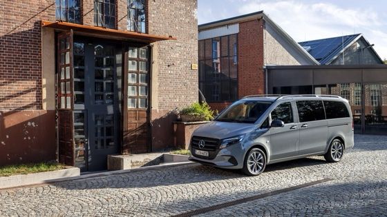 9-osobowy Mercedes-Benz EVito Tourer Long z silnikiem elektrycznym o mocy 201 KM i używalną baterią o mocy 90 kWh