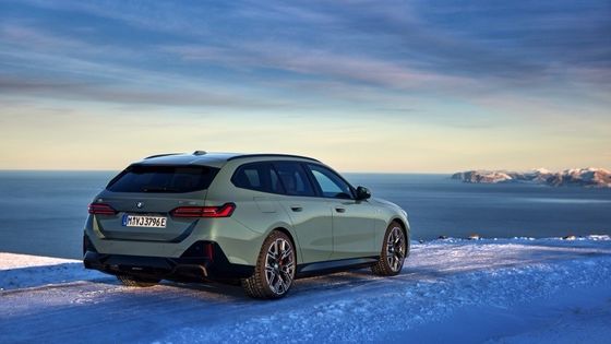 Najnowszy elektryczny samochód z akumulatorem o mocy 84,4 kWh, zasięg 329 mil, 335 KM i 430 Nm przy BMW i5 Touring eDrive40 z jedną prędkością RWD