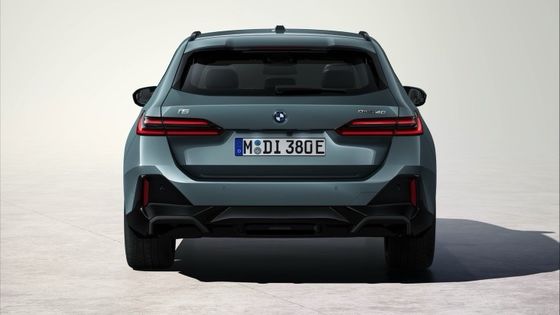 Najnowszy elektryczny samochód z akumulatorem o mocy 84,4 kWh, zasięg 329 mil, 335 KM i 430 Nm przy BMW i5 Touring eDrive40 z jedną prędkością RWD