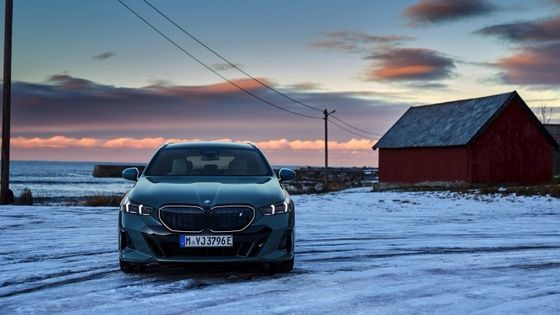 Najnowszy elektryczny samochód z akumulatorem o mocy 84,4 kWh, zasięg 329 mil, 335 KM i 430 Nm przy BMW i5 Touring eDrive40 z jedną prędkością RWD