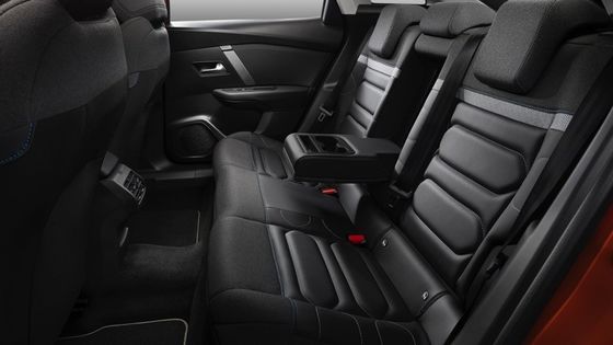 Przyzwoity napęd E-C4 Citroena z mocą 115kw (156ps) Przy maksymalnej prędkości 150km/h Bateria litowo-jonowa 54kwh