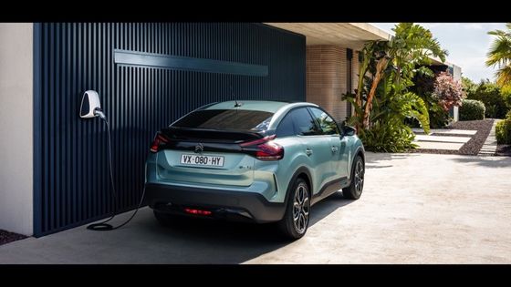 Przyzwoity napęd E-C4 Citroena z mocą 115kw (156ps) Przy maksymalnej prędkości 150km/h Bateria litowo-jonowa 54kwh