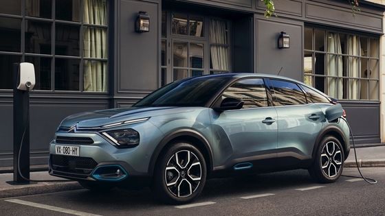 Przyzwoity napęd E-C4 Citroena z mocą 115kw (156ps) Przy maksymalnej prędkości 150km/h Bateria litowo-jonowa 54kwh