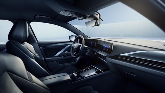 Komfortowy pojazd elektryczny w Opel Astra Electric z akumulatorem o mocy 54kwh 150kw mocy silnika przy maksymalnej prędkości 170km/h