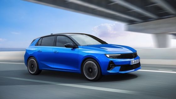 Komfortowy pojazd elektryczny w Opel Astra Electric z akumulatorem o mocy 54kwh 150kw mocy silnika przy maksymalnej prędkości 170km/h