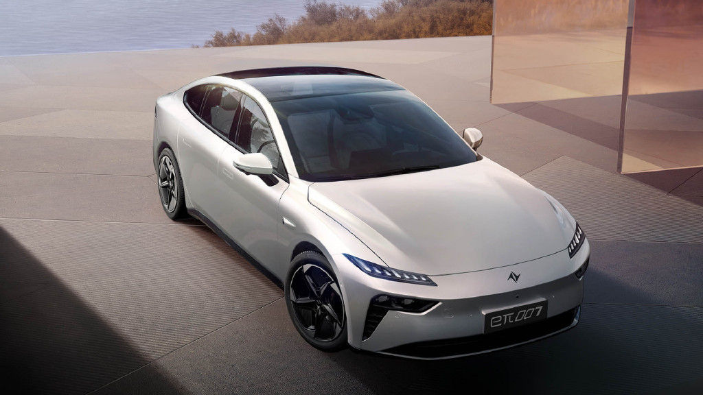 Dongfeng Eπ 007 z zasięgiem 1200 km i drzwiami nożyczkowymi Maksymalna prędkość 165 km/h 5 drzwi