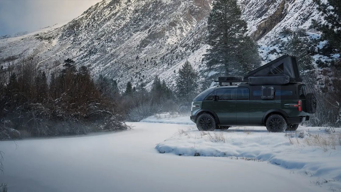 Specjalnie zbudowany pickup trcuk Canoo z 8 stopniowym łóżkiem z dużym wnętrzem do przechowywania