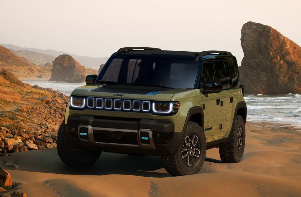 Nadchodzący w pełni elektryczny SUV 2024 Jeep Recon EV z składanymi drzwiami dachowymi i skałami.