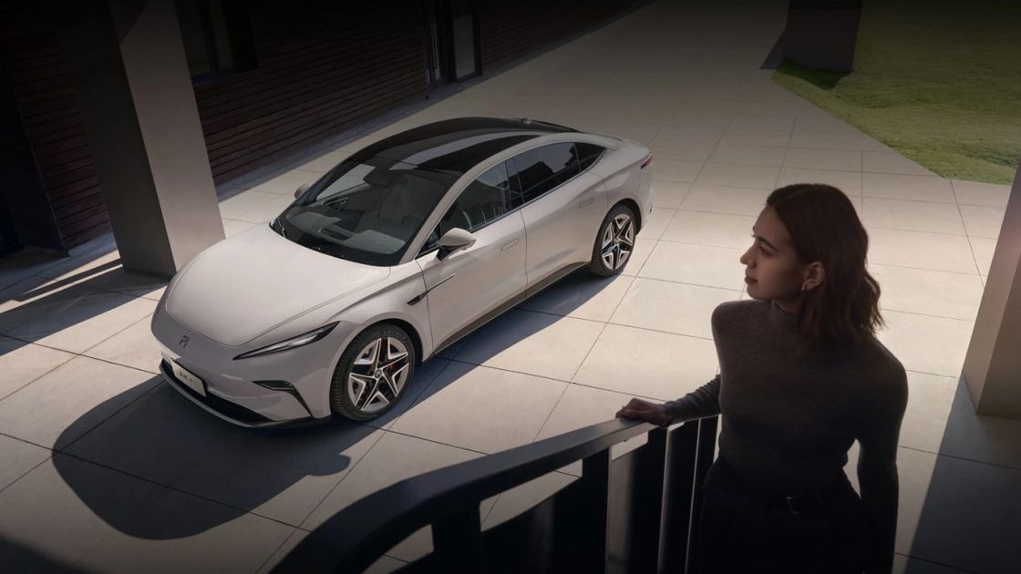 Czysty pojazd elektryczny Feifan F7 wyposażony jest w bezpłatne ładowanie baterii i wymianę na całe życie 500 km napędowy elektryczny