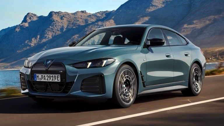 Czysto elektryczny pojazd o wysokiej wydajności zasięg 450km BMW i4 przyspieszenie 0-100km/h przy 3,9s 225km/h prędkość maksymalna 400kw mocy