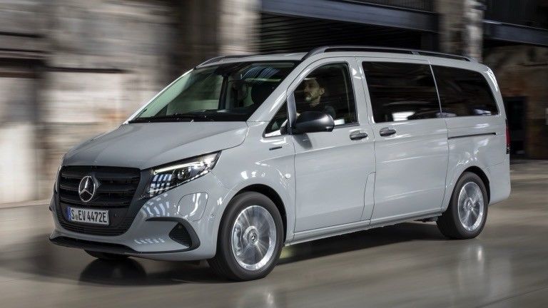 9-osobowy Mercedes-Benz EVito Tourer Long z silnikiem elektrycznym o mocy 201 KM i używalną baterią o mocy 90 kWh