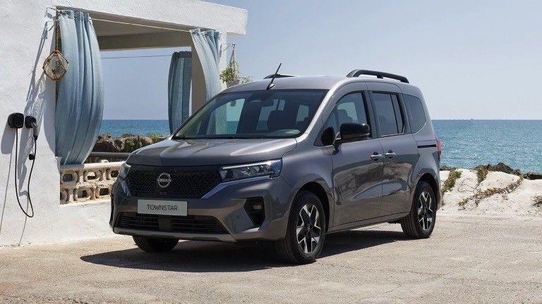 Komfortowa pozycja kierowcy i praktyczna kabina z dobrą ceną Nissan Townstar MPV Pure Ev z WLTP 285km