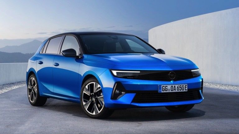 Komfortowy pojazd elektryczny w Opel Astra Electric z akumulatorem o mocy 54kwh 150kw mocy silnika przy maksymalnej prędkości 170km/h